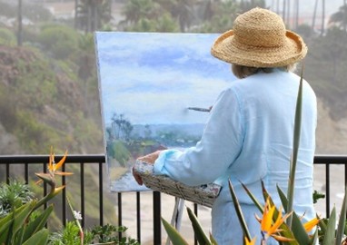 nainen maalaa ulkona